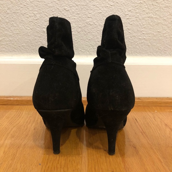 (US 5.5) Basically NEW Black Booties - Picture 4 of 8